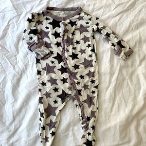 Adorable star pattern footie pajamas made out of bamboo 0-3 months